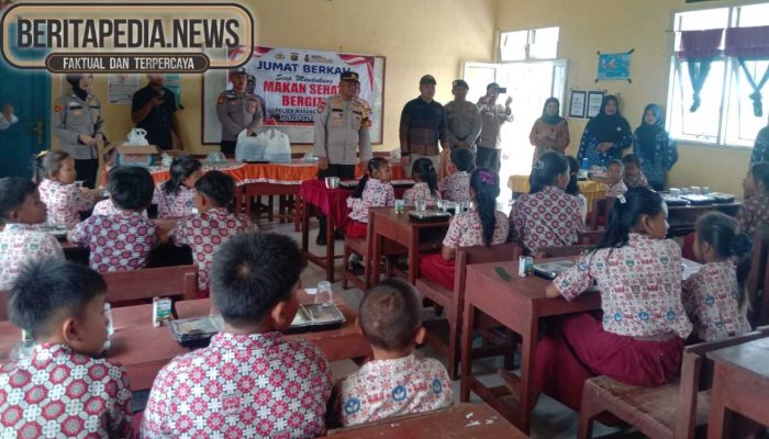Wujud Kepedulian Polri Cerdaskan Anak Bangsa, Polsek MDS I Bagikan Makanan Bergizi Gratis