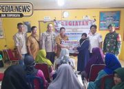 Anggota Polsek Madang Suku I Turut Dampingi Penyaluran BLT Tahap I Desa Tugu Mulyo
