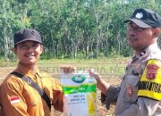 Polsek Madang Suku I Galakkan Program Ketahanan Pangan, Aipda Heri Sumanto Serahkan Bibit Jagung ke Petani