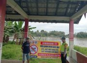 Polsek Madang Suku I Pasang Spanduk Himbauan dan Larangan di Sungai Komering, Cegah Kecelakaan Warga