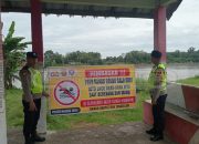 Cegah Kecelakaan Sungai, Polsek Madang Suku I Pasang Spanduk Larangan Bermain dan Berenang di Sungai Komering