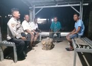 Bhabinkamtibmas Polsek Madang Suku I Sambang Dan Cek Pos Ronda, Warga Diajak Tingkatkan Kewaspadaan