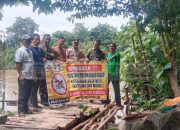 Cegah Kecelakaan, Polsek Madang Suku I Pasang Spanduk Larangan Bermain dan Berenang di Sungai Komering