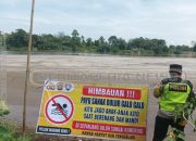 Polsek Madang Suku I Pasang Spanduk Larangan Berenang di Sungai Komering untuk Cegah Korban Tenggelam