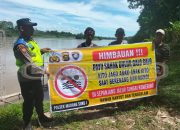Polsek Madang Suku I Pasang Spanduk Larangan Berenang di Sungai Komering untuk Cegah Kecelakaan