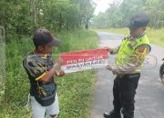 Strategi Humanis Polsek Madang Suku I Pasang Stiker “POLRI untuk Masyarakat” di Wilayah Hukumnya