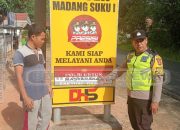 Polsek Madang Suku I Pasang Stiker “Polri untuk Masyarakat” di Wilayah Hukumnya
