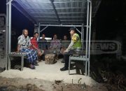 Bhabinkamtibmas Cek Pos Ronda: Warga Jayabakti Didorong Aktif Jaga Keamanan Malam Hari