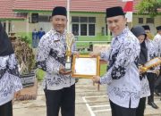 PGRI Semendawai Suku III Beri Penghargaan Pada Guru SD Jaya Mulya Berprestasi