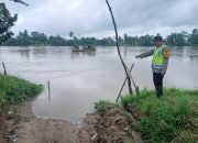 Debit Sungai Komering Naik, Polsek Madang Suku I Lakukan Monitoring di Desa Gunung Terang