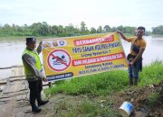 Bripka Bobi Juanda Sosialisasikan Himbauan Larangan Mandi dan Berenang di Sungai