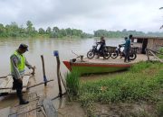 Polsek Madang Suku I Monitoring Debit Air Sungai Komering, Permukiman Warga Masih Aman