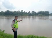 Debit Air Sungai Komering Naik, Polsek Madang Suku I Lakukan Monitoring di Desa Rasuan