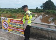 Cegah Bahaya Tenggelam, Aipda Saleh Sosialisasikan Larangan Mandi dan Berenang di Sungai