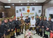 Lembaga Pembina Adat OKU Timur Sematkan Kepodang kepada Kajari, Titip Amanah Keadilan Hukum