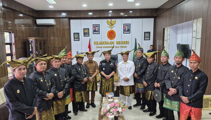 Lembaga Pembina Adat OKU Timur Sematkan Kepodang kepada Kajari, Titip Amanah Keadilan Hukum