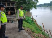 Polsek Madang Suku I Monitoring Debit Air Sungai Komering di Desa Rasuan