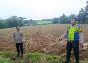 Bhabinkamtibmas Polsek Madang Suku I Cek Lahan Persiapan Tanam Jagung di Lubuk Harjo