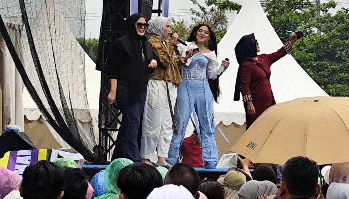 Istri Wabup OKU Timur Turut Meriahkan Panggung HUT ke-22, Tuai Apresiasi Penonton
