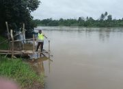 Polsek Madang Suku I Monitoring Debit Air Sungai Komering, Warga Desa Rasuan Masih Aman dari Banjir