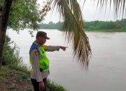 Polsek Madang Suku I Pantau Debit Sungai Komering, Permukiman Warga Masih Aman dari Banjir