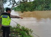 Pantau Debit Sungai Komering, Polsek Madang Suku I Pastikan Wilayah Rasuan Aman dari Banjir