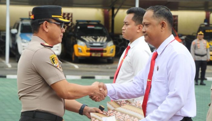 Apresiasi Prestasi, Polres OKU Timur Beri Penghargaan kepada Personel Terbaik