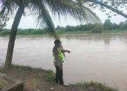 Polsek Madang Suku I Monitoring Debit Air Sungai Komering, Pemukiman Warga Masih Aman