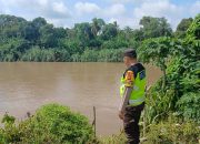 Personel Polsek BP Peliung Pantau Debit Air Sungai Komering Antisipasi Banjir
