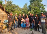 LSM Harimau Salurkan Bantuan untuk Pasangan Lansia Korban Rumah Roboh di OKU Timur