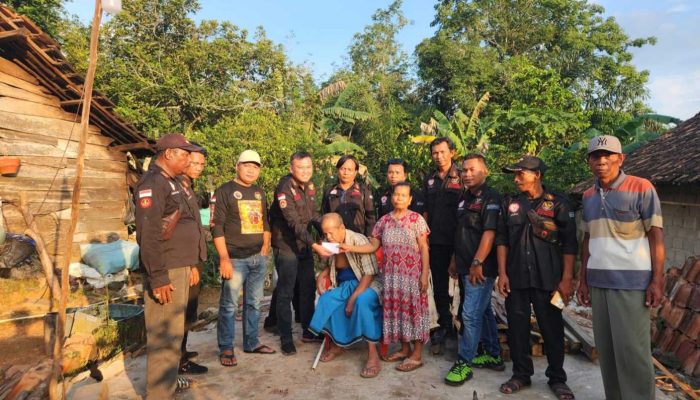 LSM Harimau Salurkan Bantuan untuk Pasangan Lansia Korban Rumah Roboh di OKU Timur