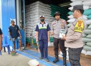 Polsek Buay Pemuka Peliung Kawal Penyaluran 20 Ton Jagung ke Bulog