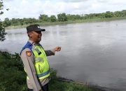 Polsek Madang Suku I Monitoring Debit Sungai di Desa Rasuan, Situasi Terpantau Aman dari Banjir