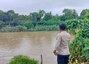 Personel Polsek BP Peliung Pantau Debit Sungai Komering, Pastikan Pemukiman Warga Tetap Aman