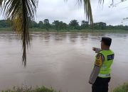 Polsek Madang Suku I Pantau Debit Sungai Komering, Permukiman Warga Desa Rasuan Masih Aman