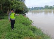 Personel Polsek Madang Suku I Pantau Debit Sungai Komering, Wilayah Pesisir Masih Aman dari Banjir