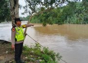 Debit Sungai Komering Stabil, Polsek Madang Suku I Pastikan Pemukiman Warga Aman dari Banjir