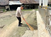 Personel Polsek BP Peliung Gelar Kerja Bakti Bersihkan Masjid dan Jalan Desa dalam Gerakan Indonesia ASRI