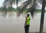 Pantau Debit Sungai Komering, Polsek Madang Suku I Pastikan Wilayah Rasuan Masih Aman Banjir