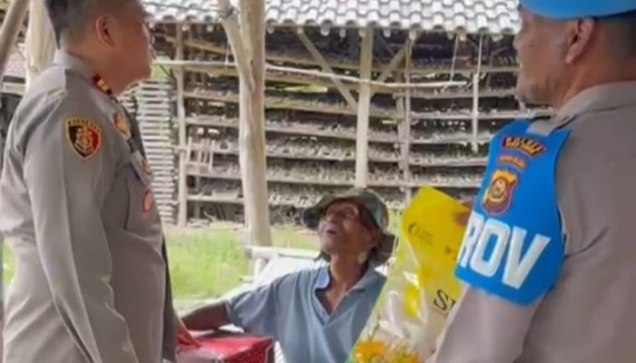 Kapolsek BP Peliung Serahkan Bingkisan untuk Marbot Masjid, Wujud Apresiasi atas Pengabdian