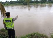 Debit Air Sungai Komering Terpantau Aman, Aipda Saleh Lakukan Monitoring Rutin