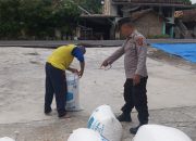 Kapolsek Buay Pemuka Peliung Dampingi Petani Jual Hasil Panen Jagung ke BULOG
