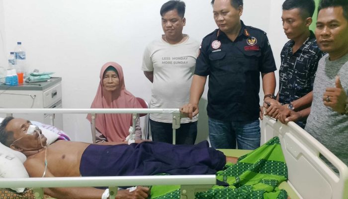 LSM Harimau Tunjukkan Kepedulian dan Solidaritas, Jenguk Kakek Anggota yang Dirawat di RSUD Tulus Ayu