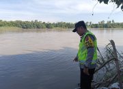 Debit Sungai Komering Stabil, Polsek Madang Suku I Pastikan Permukiman Warga Masih Aman