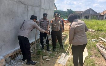Polsek Buay Pemuka Peliung Tinjau Progres Pembangunan MCK untuk HUT Bhayangkara ke-80 di Desa Pulau Negara