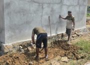 Polsek BP Peliung Tinjau Progres Bedah Rumah dan Pembangunan MCK Jelang HUT Bhayangkara ke-80
