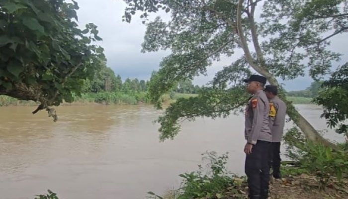 Antisipasi Curah Hujan Tinggi, Polsek BP Peliung Cek Debit Air Sungai Komering di Titik Rawan Banjir