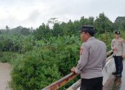 Antisipasi Luapan Sungai Komering, Polsek BP Peliung Pantau Intensitas Debit Air di Daerah Rawan Banjir