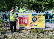 Polsek Madang Suku I Gencarkan Sosialisasi Layanan Polisi 110 Melalui Pemasangan Banner dan Stiker