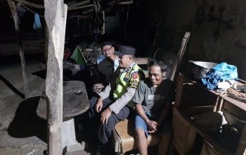 Perkuat Keamanan Swakarsa, Polsek Madang Suku I Sambangi Pos Satkamling dan Ronda Malam Warga